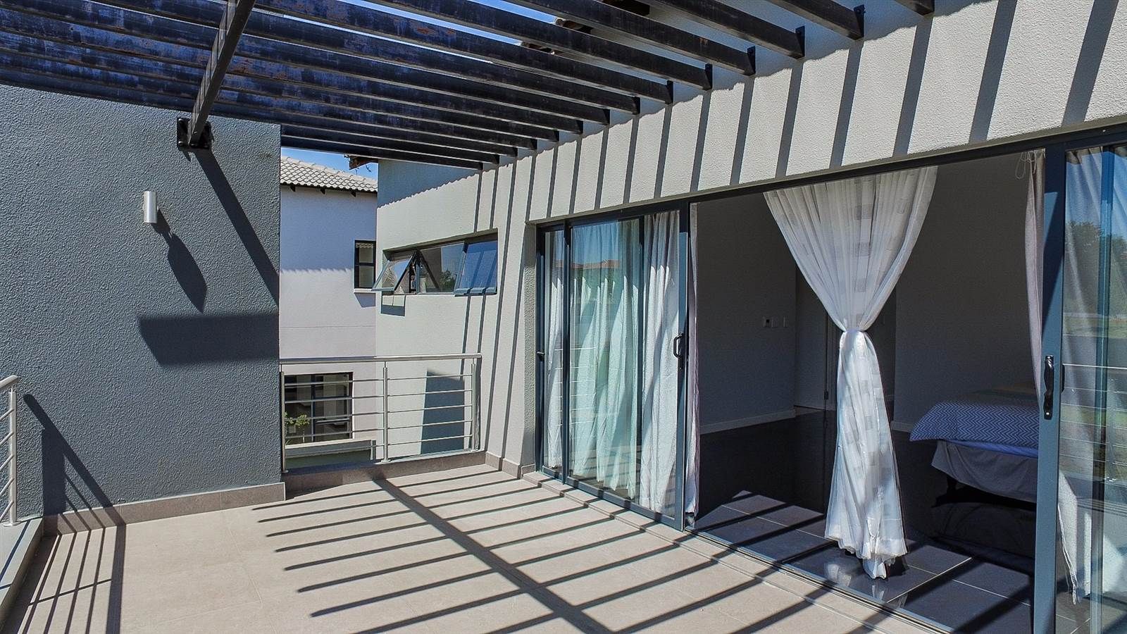 Deck 1 homify Modern balcony, veranda & terrace
