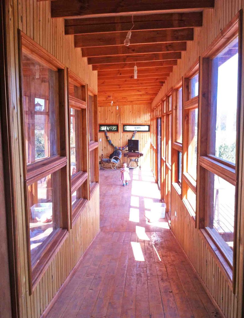 Casa Ecológica en Olmué, Nido Arquitectos Nido Arquitectos Rustic style corridor, hallway & stairs