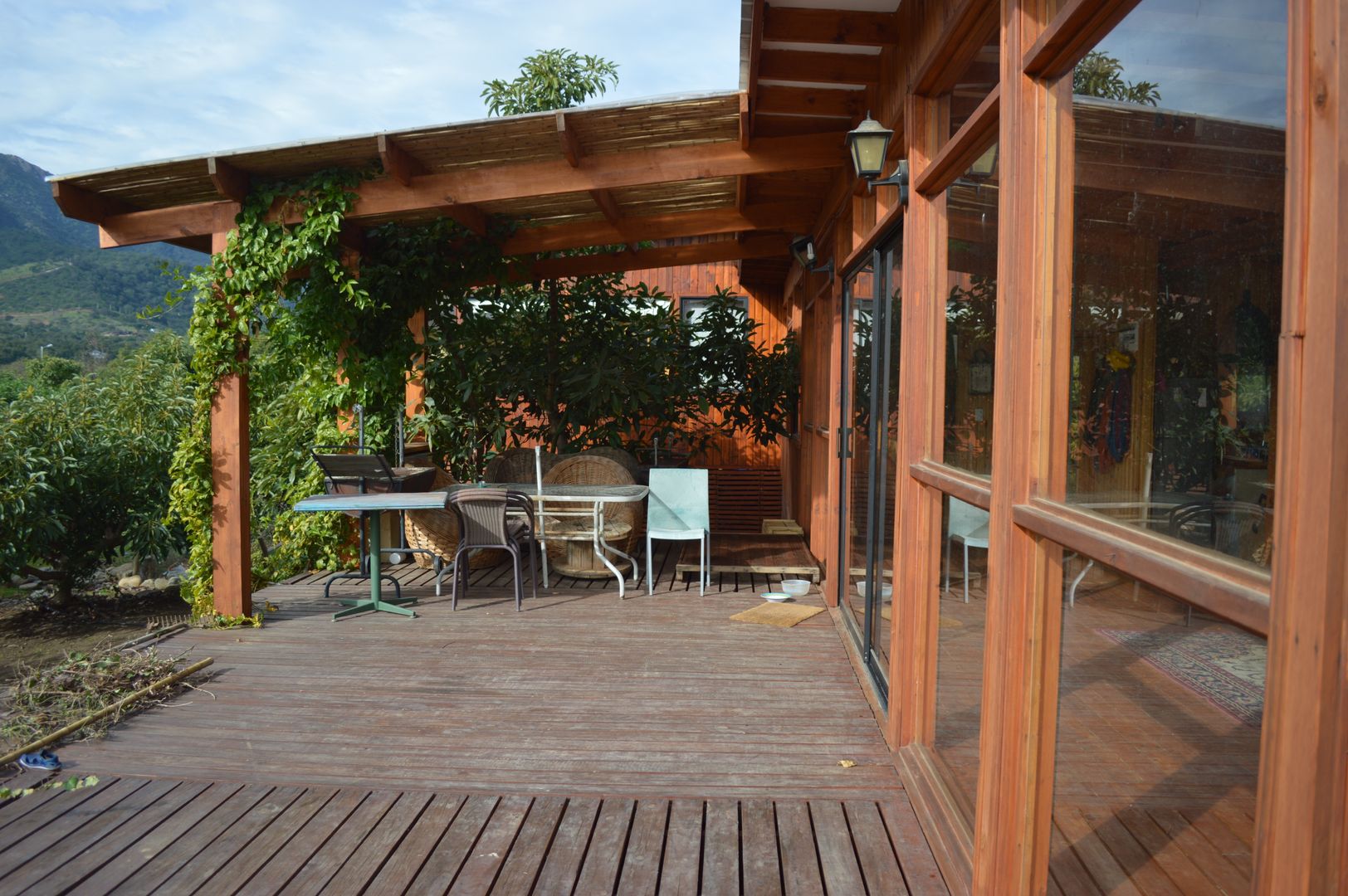 Casa Ecológica en Olmué, Nido Arquitectos Nido Arquitectos Rustic style balcony, veranda & terrace