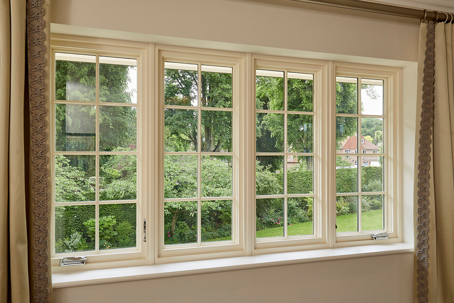 AluClad Wood Casement Windows With French Vanilla Finish Marvin Windows and Doors UK Ventanas de madera AluClad Wood,Aluminium Clad Wood,Casement Windows,Windows