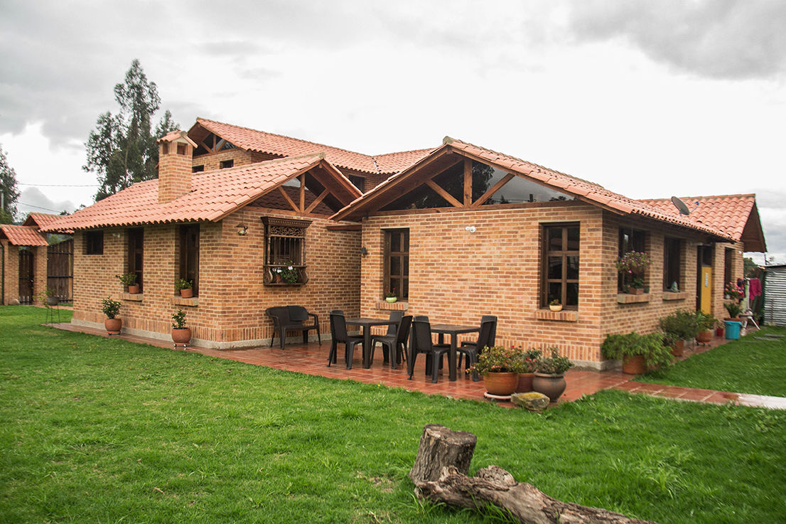 Casa Fagua, ENSAMBLE de Arquitectura Integral ENSAMBLE de Arquitectura Integral Casas de estilo rural Ladrillos