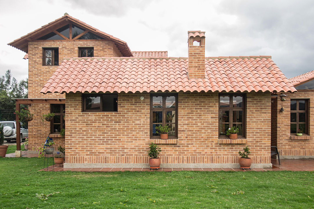 Casa Fagua, ENSAMBLE de Arquitectura Integral ENSAMBLE de Arquitectura Integral Country style house Bricks