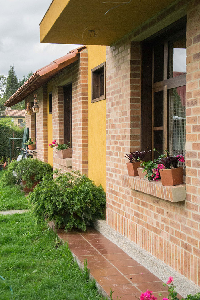 Casa Fagua, ENSAMBLE de Arquitectura Integral ENSAMBLE de Arquitectura Integral Дома в стиле кантри Кирпичи