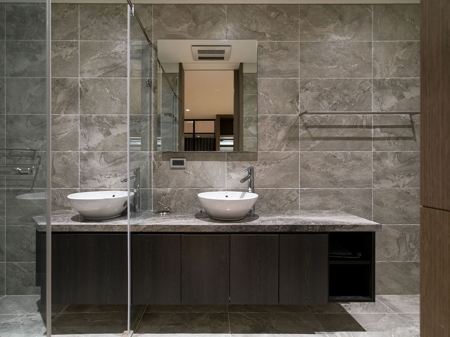 House D 鄧宅, 構築設計 構築設計 現代浴室設計點子、靈感&圖片