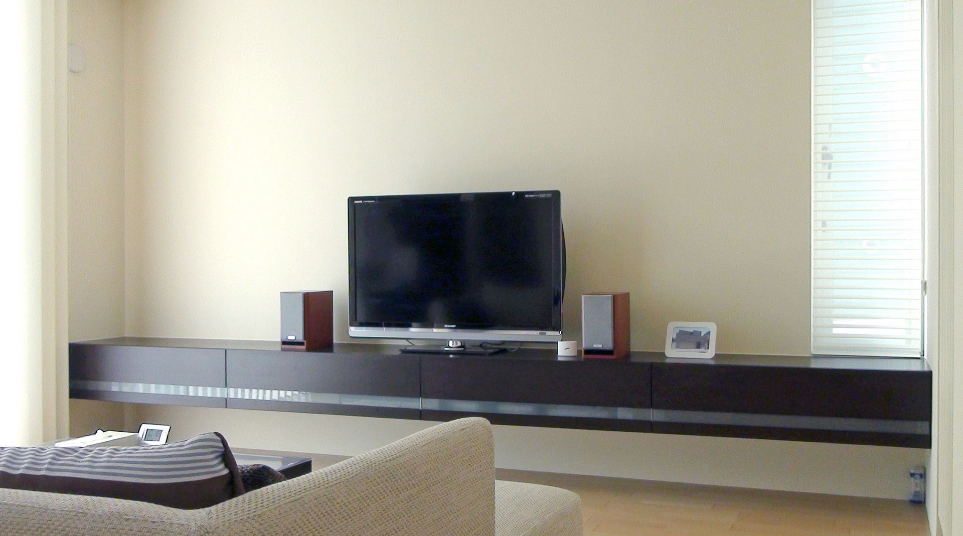 インテリアにこだわりを持つ限られた人が手に入れているフロート式TVボードとは、その実例を公開, k-design(カワジリデザイン) k-design(カワジリデザイン) Ruang Keluarga Modern TV stands & cabinets