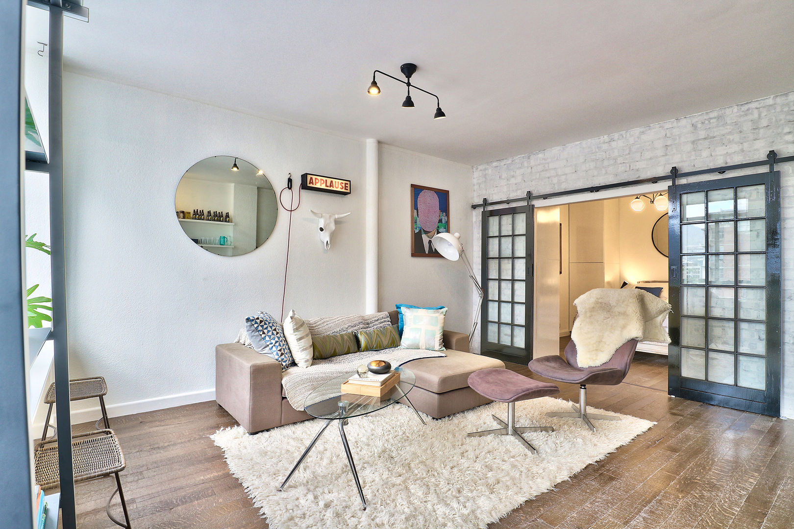 lounge with barn doors to bedroom Studio Do Cabo 客廳