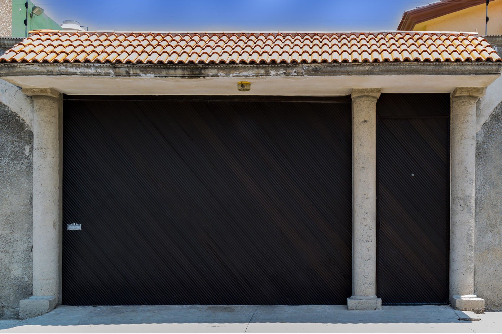 Espectaculares portones para tu hogar, Lamitec SA de CV Lamitec SA de CV Garage/shed آئرن / اسٹیل Garages & sheds