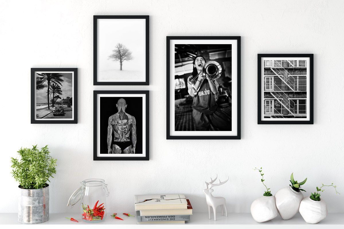 Persburger Hängung in Schwarz-Weiß: gerahmte Poster mit Passepartout homify Walls Wood Wood effect Pictures & frames