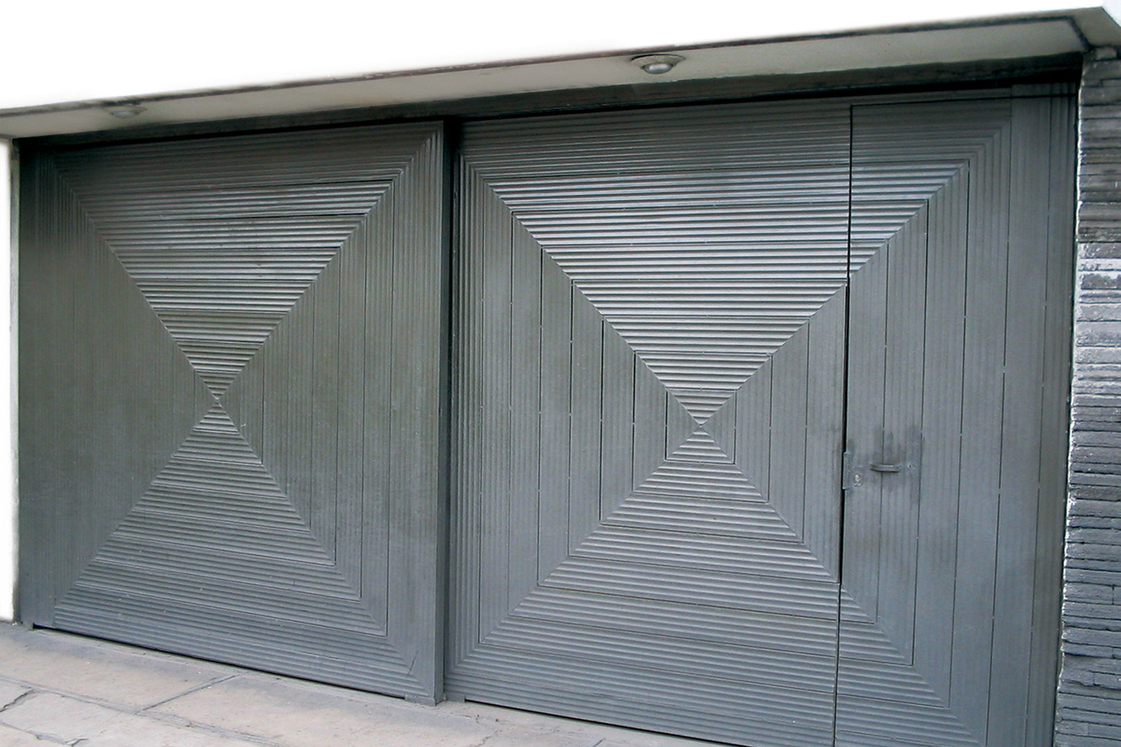 Espectaculares portones para tu hogar, Lamitec SA de CV Lamitec SA de CV Modern garage/shed Iron/Steel Garages & sheds