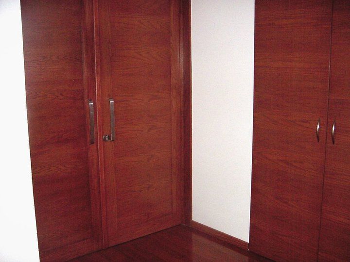 Puertas homify Dormitorios de estilo clásico Madera Acabado en madera Armarios y cómodas