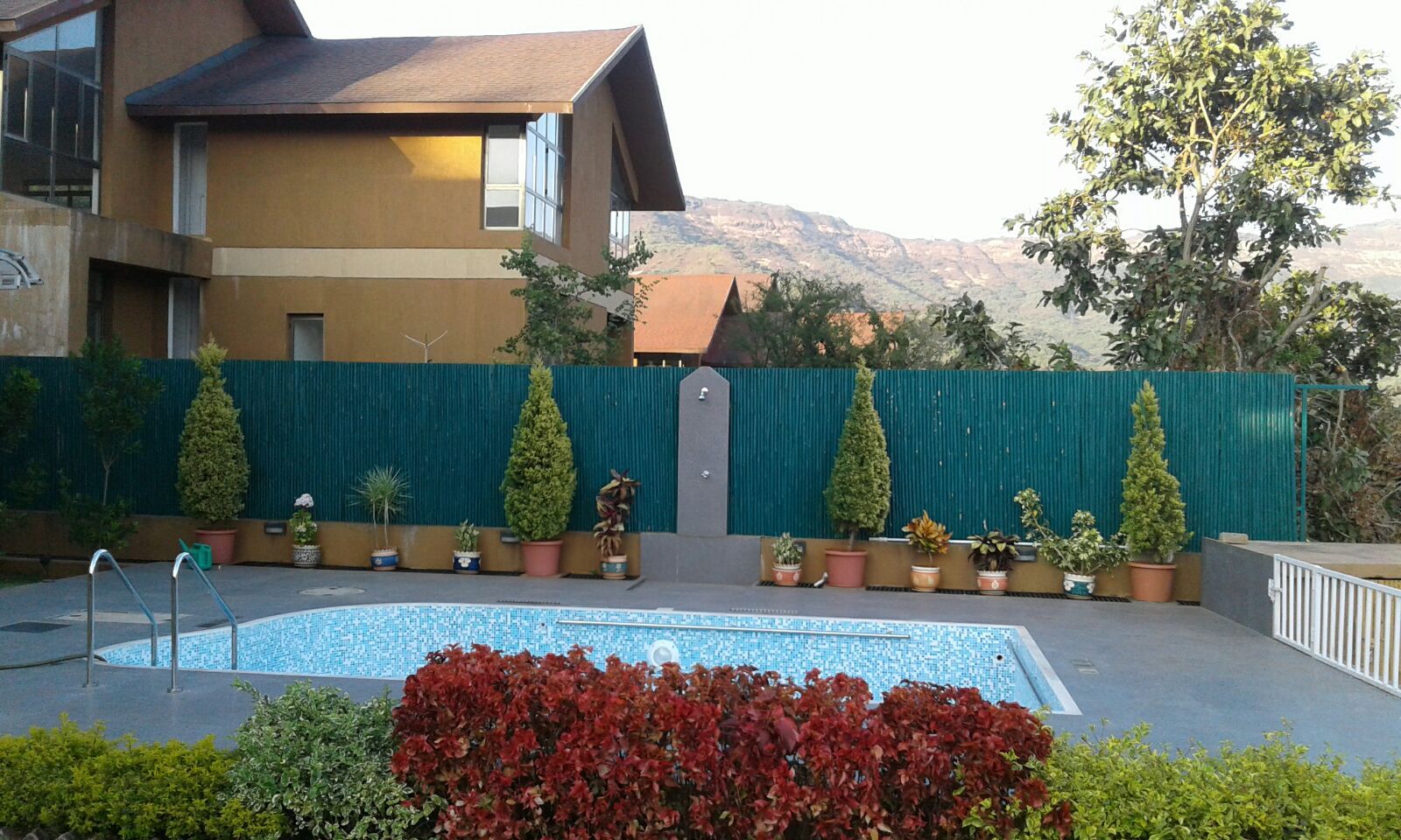 Bungalow- Lavasa, Aesthetica Aesthetica Albercas de jardín