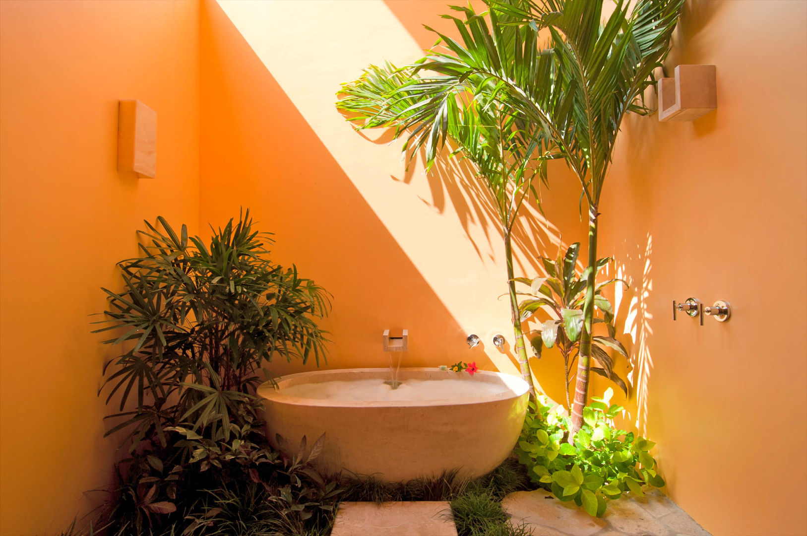 Tina de mármol en Baño con Plantas y palmeras foto de arquitectura Baños tropicales Mármol baño,colores cálidos,iluminación de baño,mármol,casa de playa