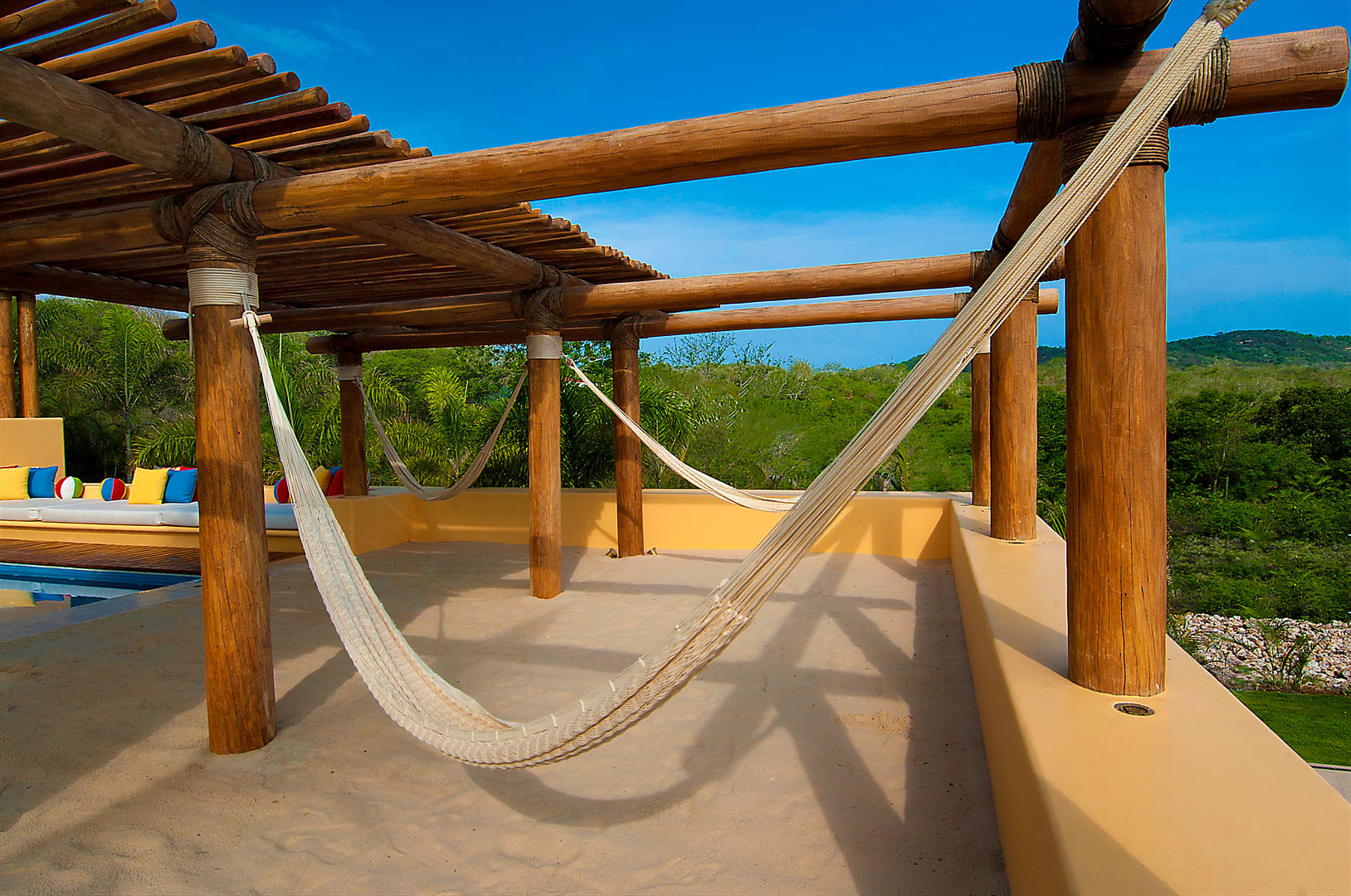 fotografía de Arquitectura en Punta Mita, foto de arquitectura foto de arquitectura Tropical style balcony, veranda & terrace Wood Wood effect