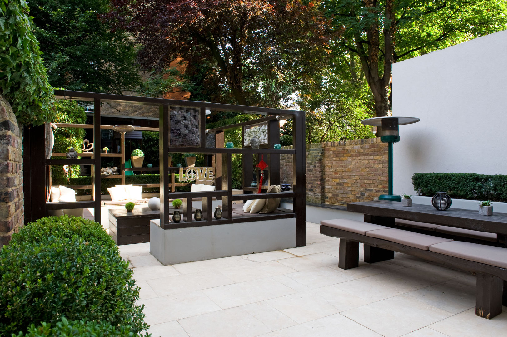 Modern Garden Design in West London Earth Designs Jardins modernos pergola,travertine,moderngarden,contemporarygarden,railwaysleepers,buxus,wall,boxhedge