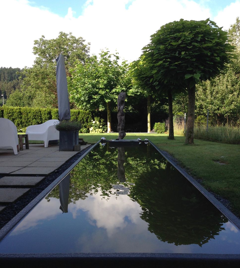 Modernes Wasserbecken Lifestyle & More by Lyke Gschwend - Atelier für Garten & Landschaftsdesign Gartenteich Wasserbecken,Teich,Gartenteich,Catalpa,Kugelbaum,Terrasse,Garten,Gartendesign,Gartengestaltung,Gartenarchitektur