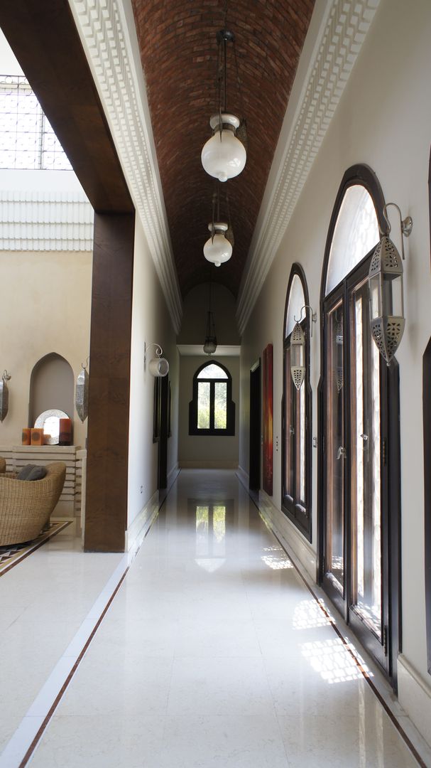 Large Living, Design Zone Design Zone Mediterranean corridor, hallway & stairs Bricks ceiling