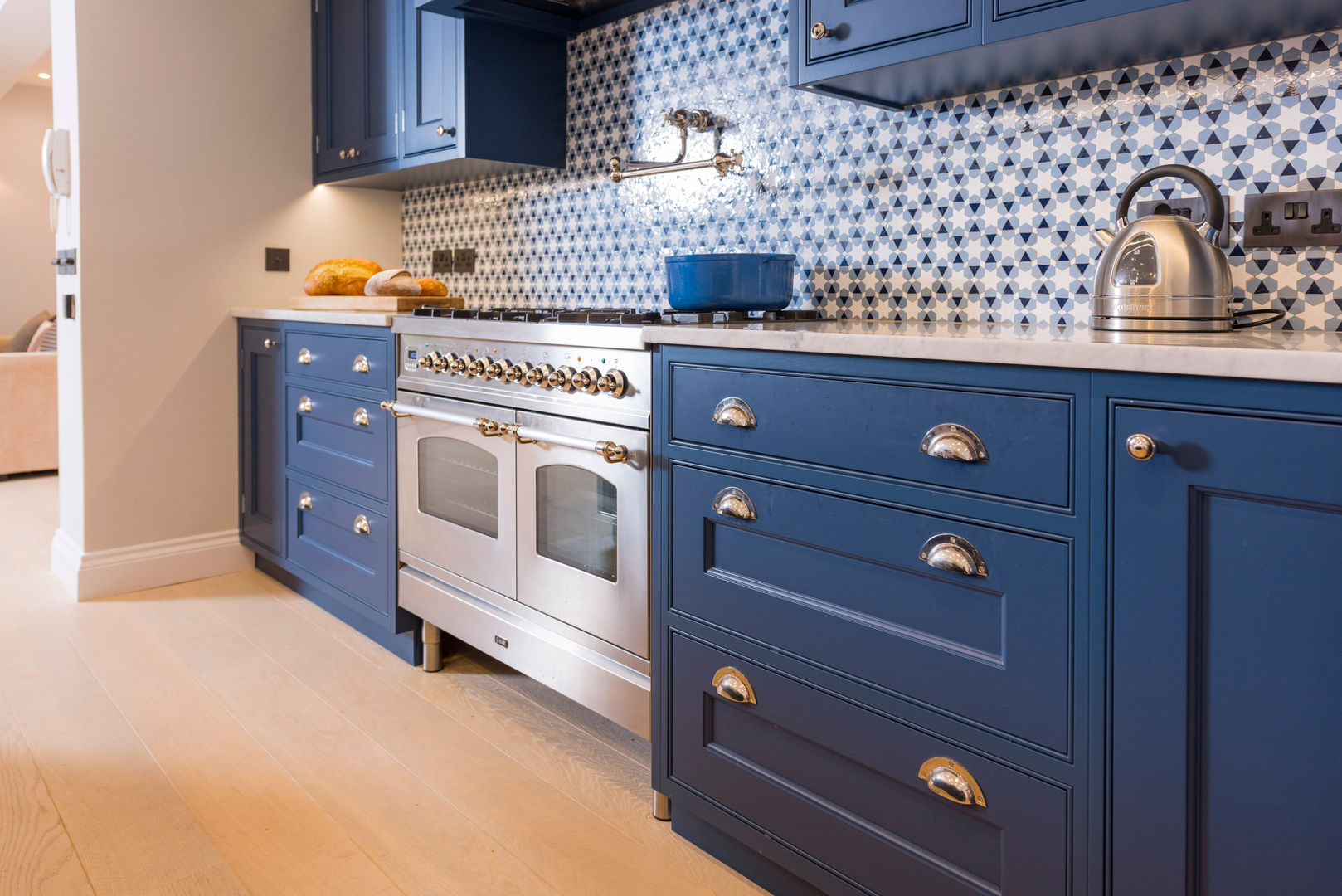 Kensington Blue Kitchen Tim Wood Limited ห้องครัว