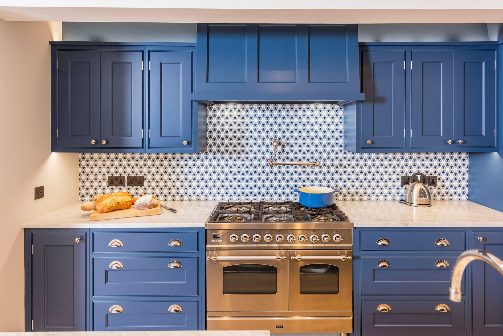 Kensington Blue Kitchen Tim Wood Limited ห้องครัว