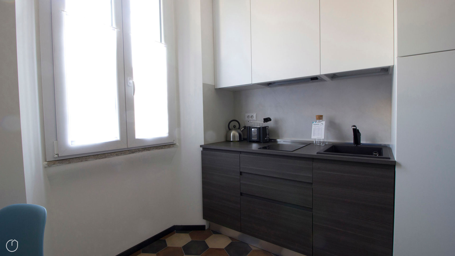 Ciaia Red&Blu (Milano) Low cost di qualità per due mini appartamenti destinati all'Airbnb, studiodonizelli studiodonizelli Dapur Modern