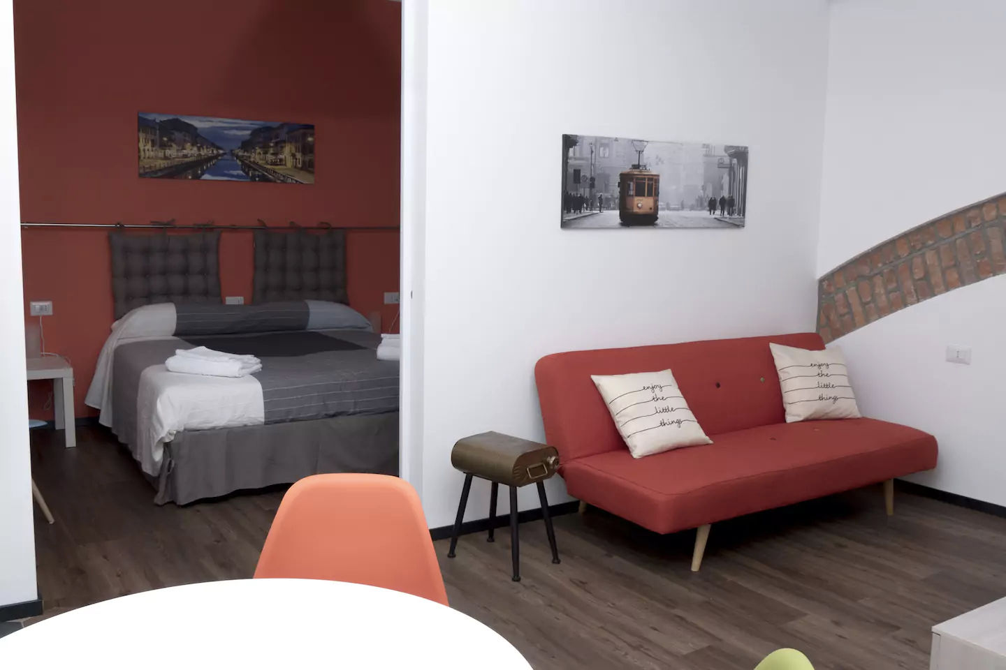 Ciaia Red&Blu (Milano) Low cost di qualità per due mini appartamenti destinati all'Airbnb, studiodonizelli studiodonizelli Ruang Keluarga Modern