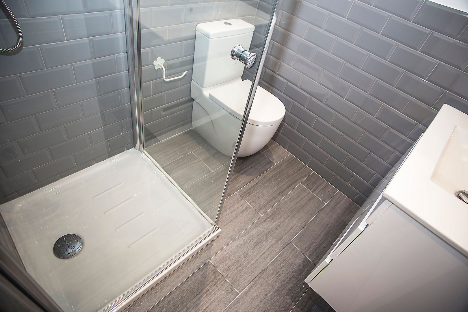 Cuarto de baño equipado Grupo Inventia Baños de estilo moderno Azulejos cuarto de baño,reforma de baño,diseño baño,azulejos,sanitarios