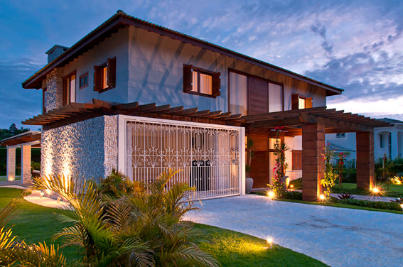 fachada especial MACHADO DE ALMEIDA ARQUITETURA E INTERIORES Casas familiares fachada de madeira