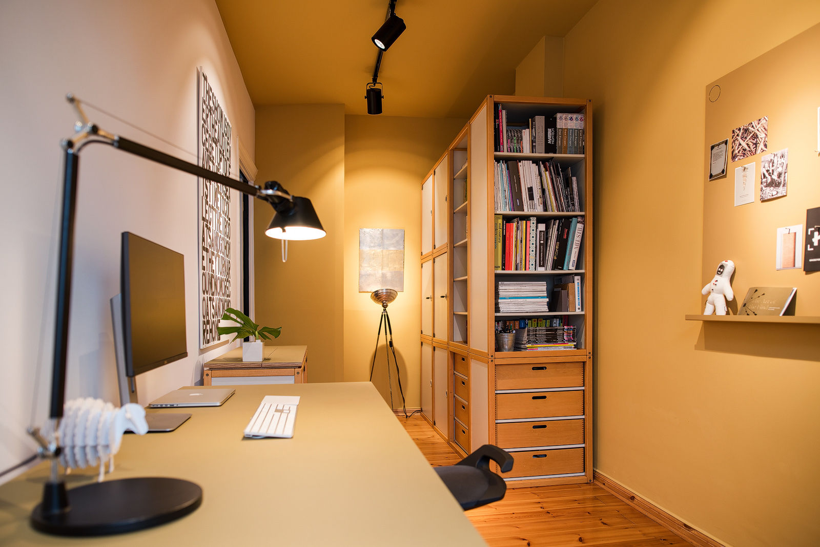 HOME OFFICE BERLIN THE INNER HOUSE Moderne Arbeitszimmer Gelb Vorhang, Daybed, Schreibtische, Tischleuchte