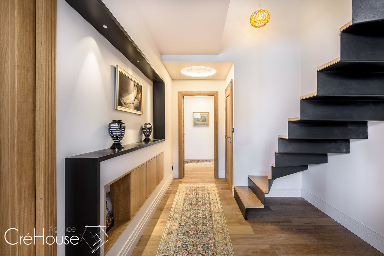 Rénovation d’une maison individuelle à Biarritz, Agence CréHouse Agence CréHouse Modern corridor, hallway & stairs