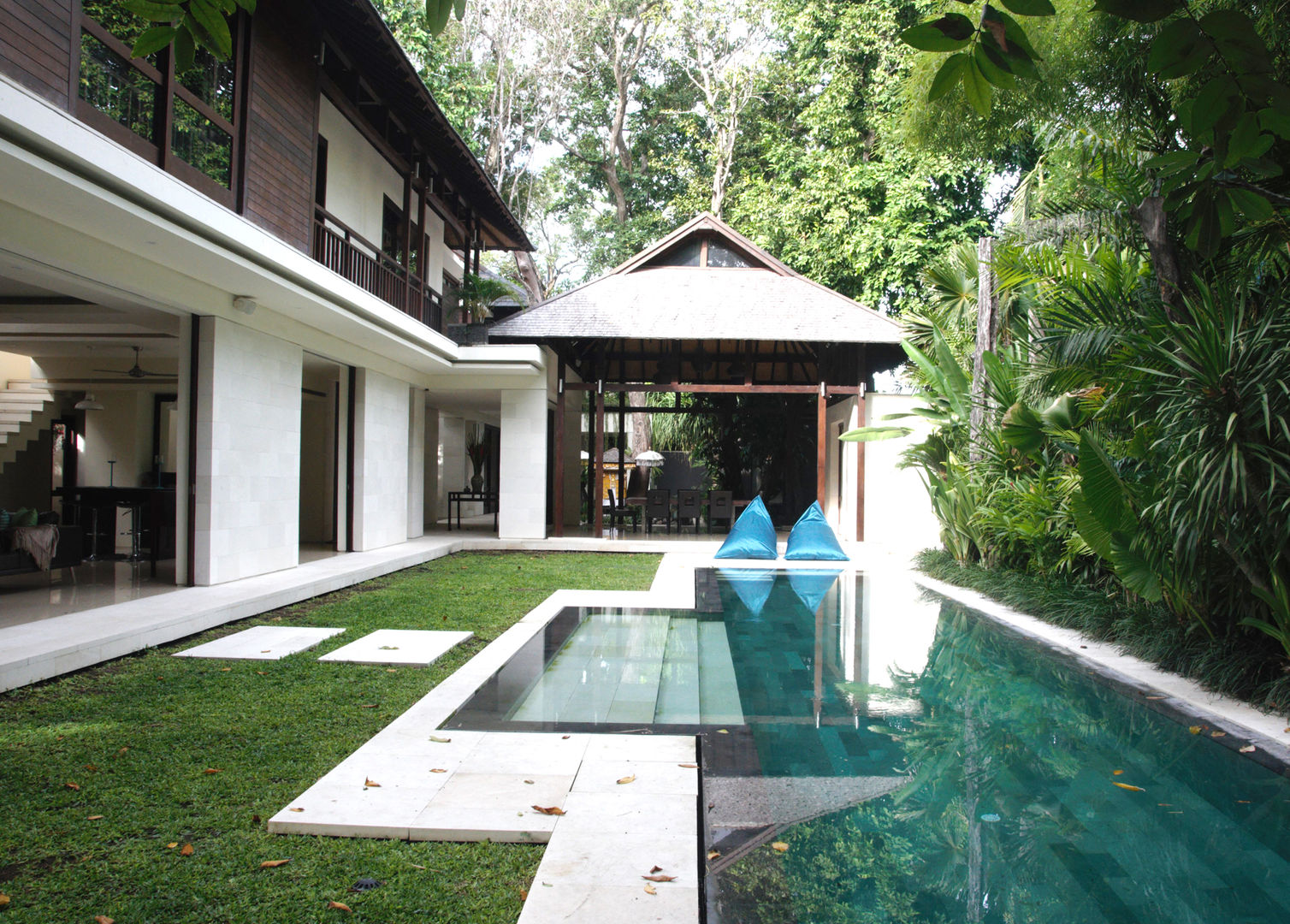 Halekulani Villa, Seminyak Bali Indonesia, Credenza Interior Design Credenza Interior Design Piscinas asiáticas Piscina