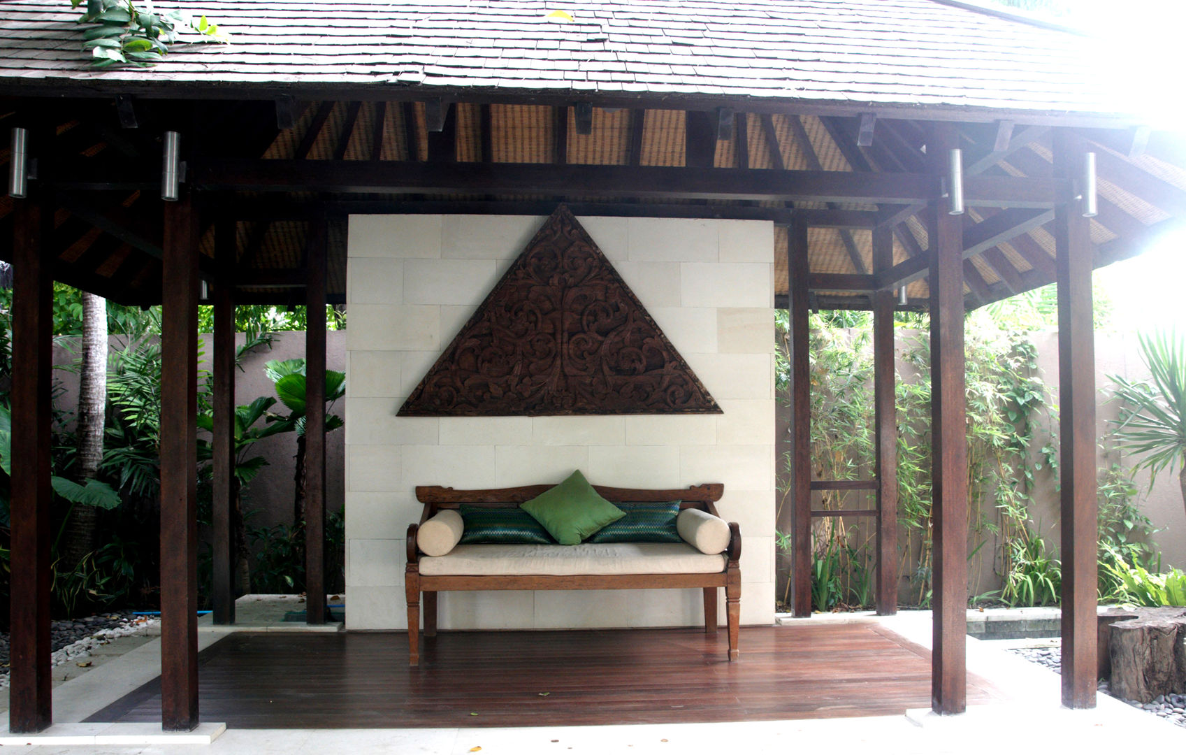Halekulani Villa, Seminyak Bali Indonesia, Credenza Interior Design Credenza Interior Design Balcones y terrazas de estilo asiático Madera Acabado en madera Mobiliario