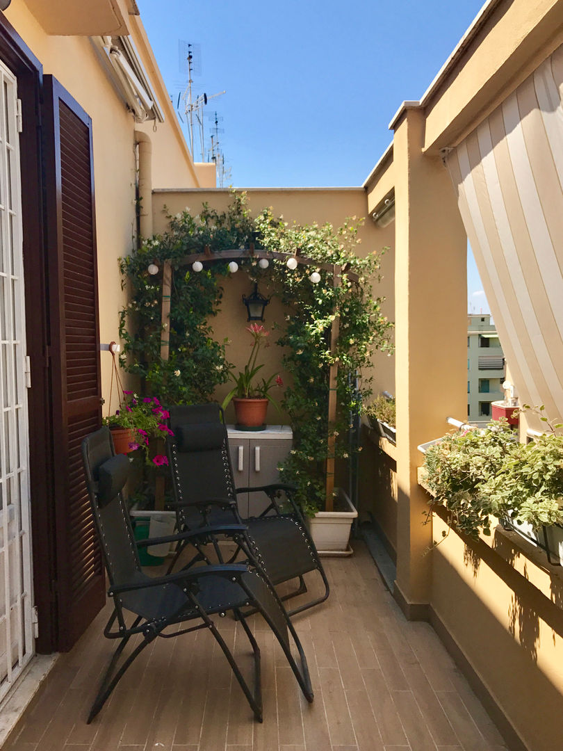 Vista della zona relax del terrazzo EMC2Architetti Balcone, Veranda & Terrazza in stile moderno terrazza,outdoor,balcone,arredo per esterni,piante