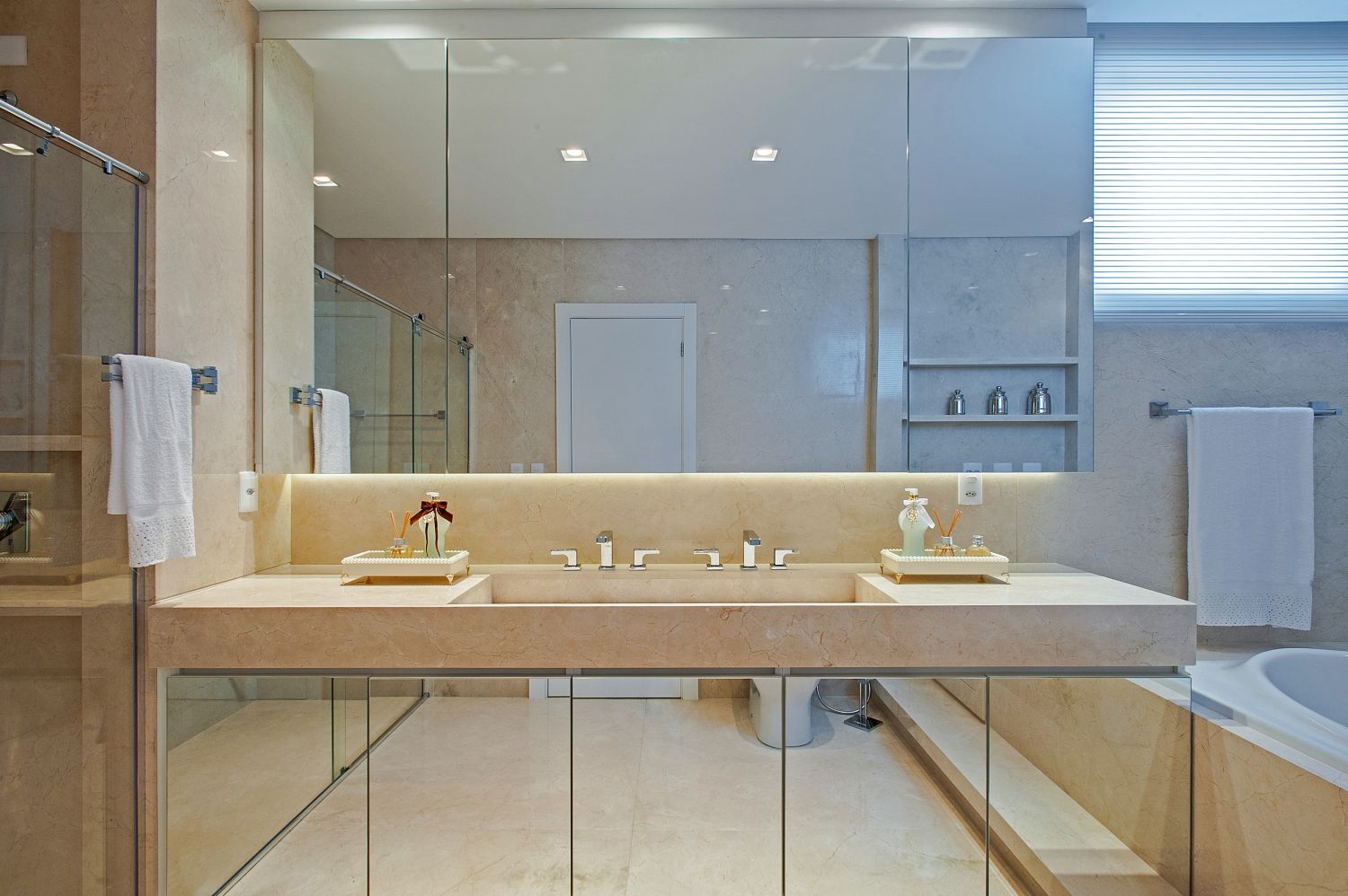 Apto AK_ 220m², Carolina Kist Arquitetura & Design Carolina Kist Arquitetura & Design Modern bathroom