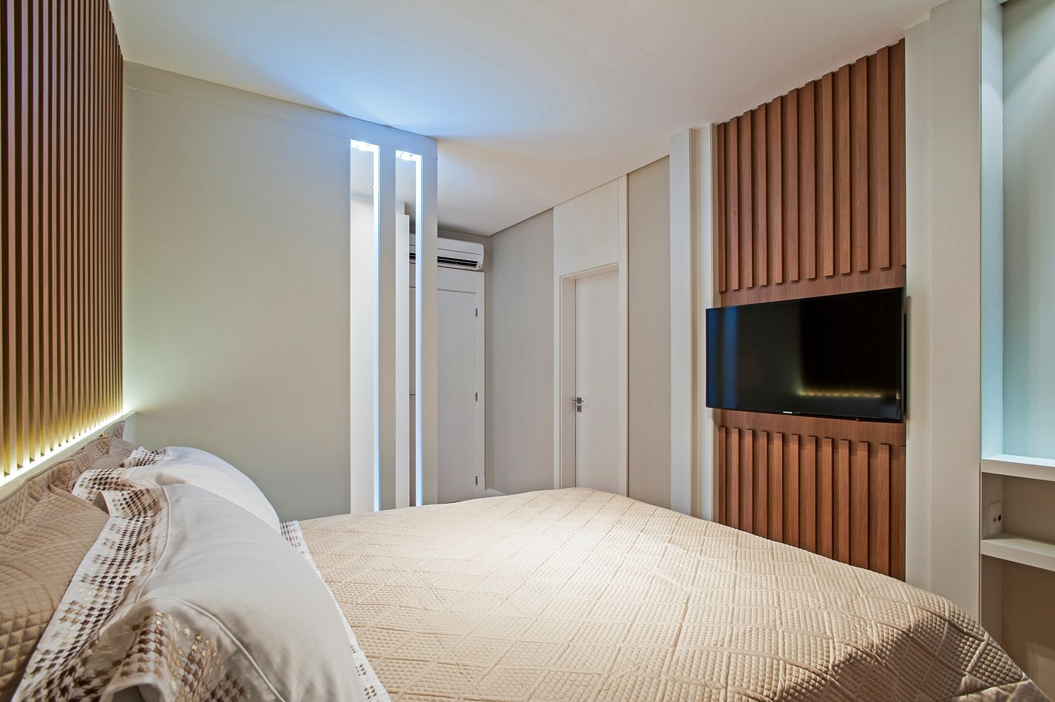 Apto AK_ 220m², Carolina Kist Arquitetura & Design Carolina Kist Arquitetura & Design Modern style bedroom