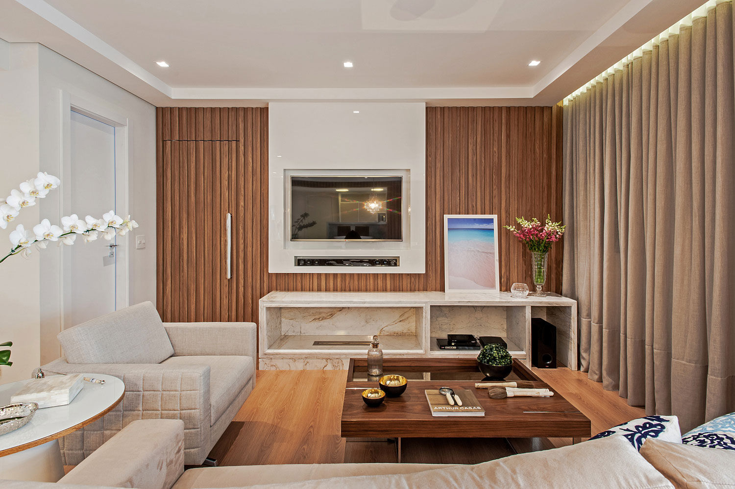 Apto NN_ 120m², Carolina Kist Arquitetura & Design Carolina Kist Arquitetura & Design ห้องนั่งเล่น