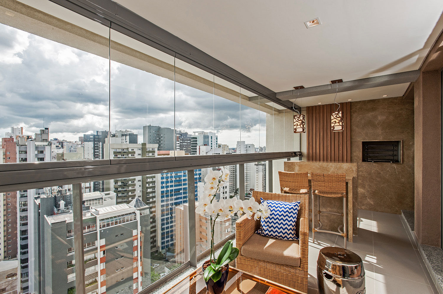 Apto NN_ 120m², Carolina Kist Arquitetura & Design Carolina Kist Arquitetura & Design ระเบียง, นอกชาน