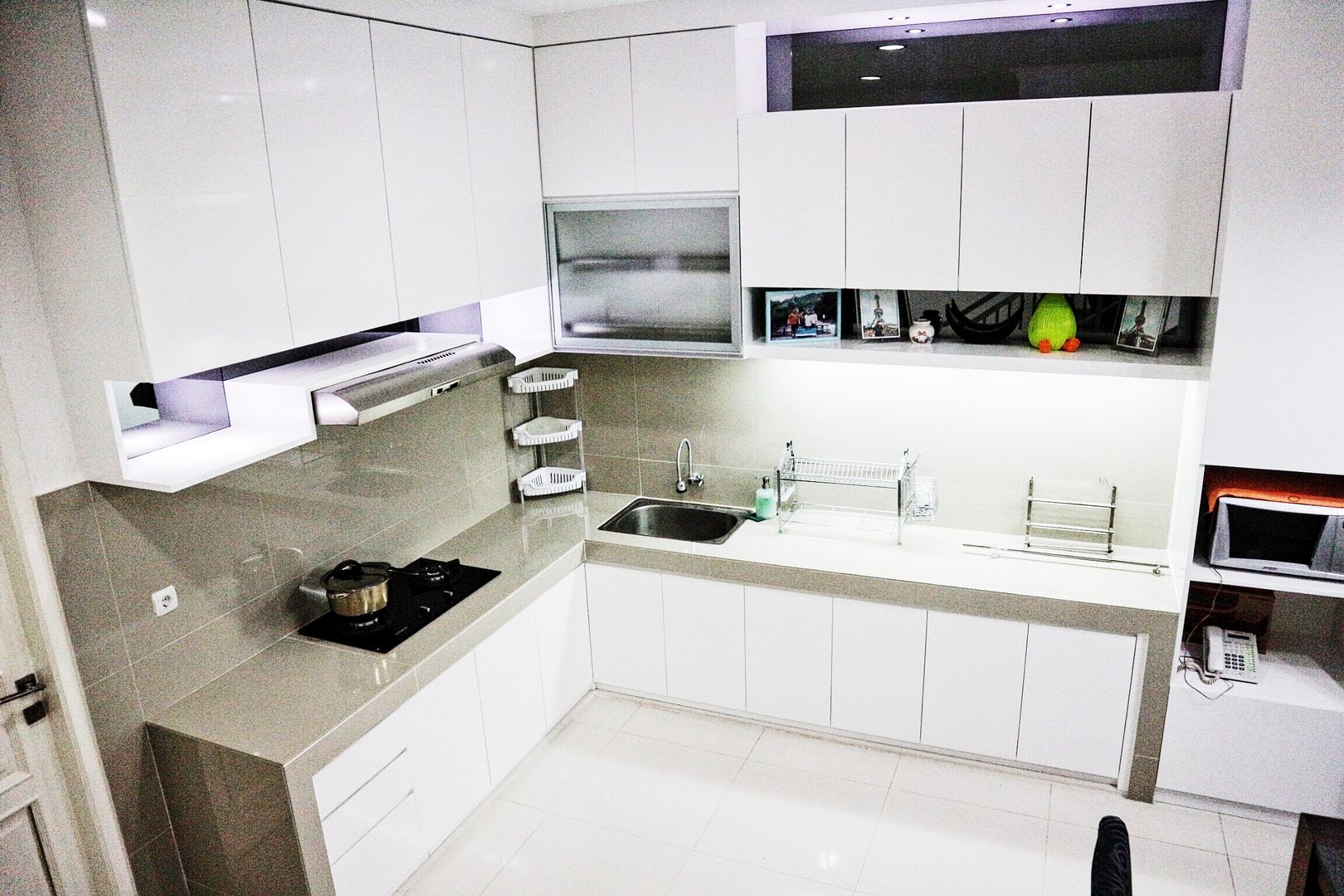 White Luxury Kitchen, The GoodWood Interior Design The GoodWood Interior Design Cocinas de estilo minimalista