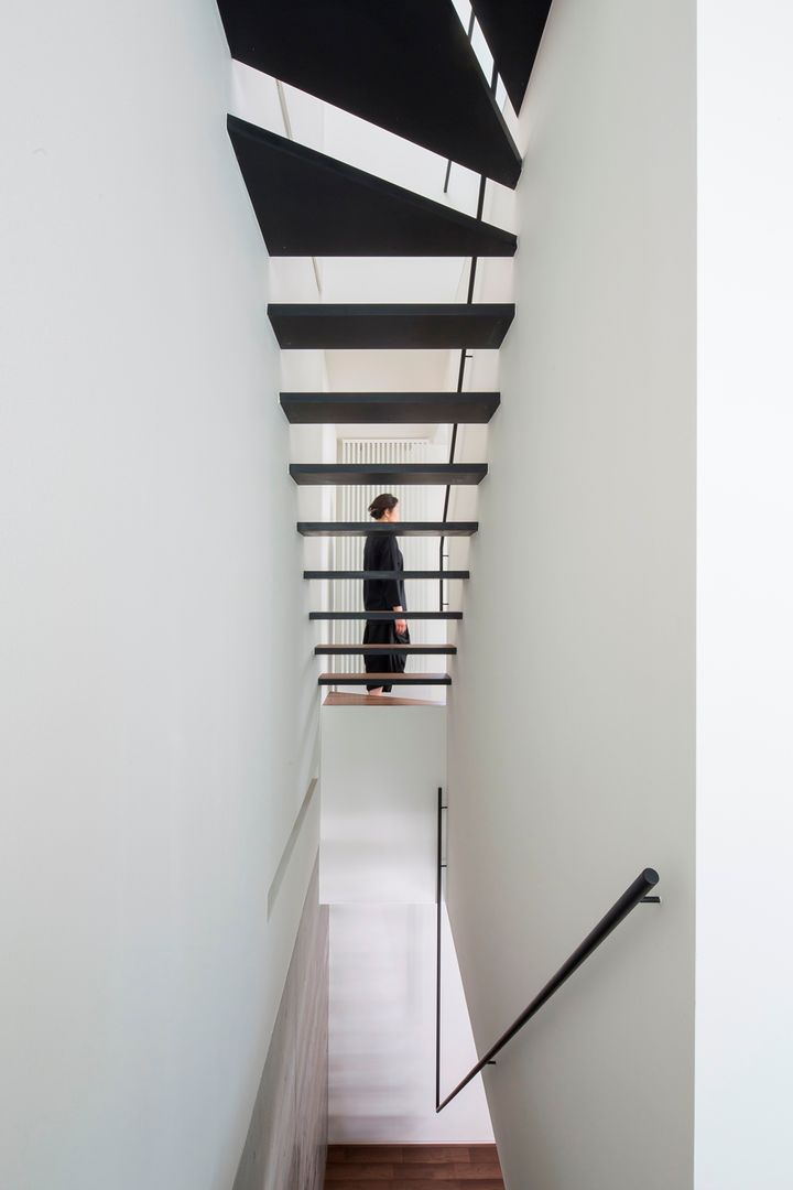 ストリップ階段 今井賢悟建築設計工房 モダンスタイルの 玄関&廊下&階段 無垢材 多色 ストリップ階段