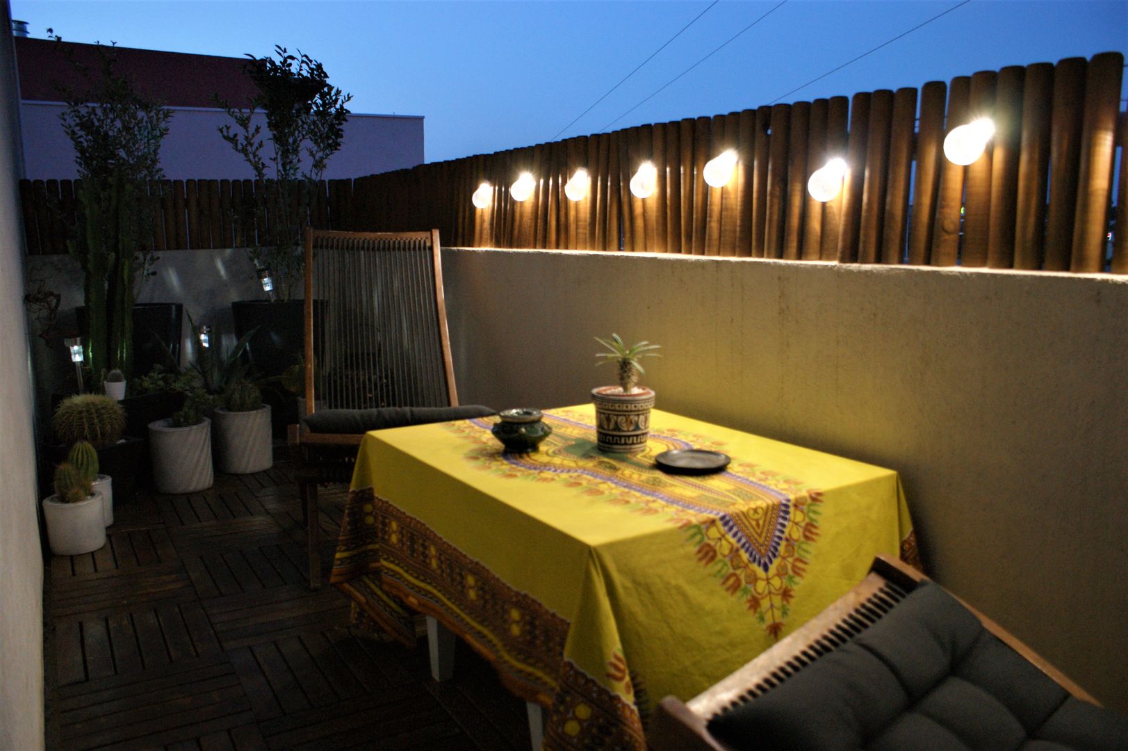 Un petit balcon de ville convivial, Les Jardins de Marion Les Jardins de Marion Mediterranean style balcony, veranda & terrace
