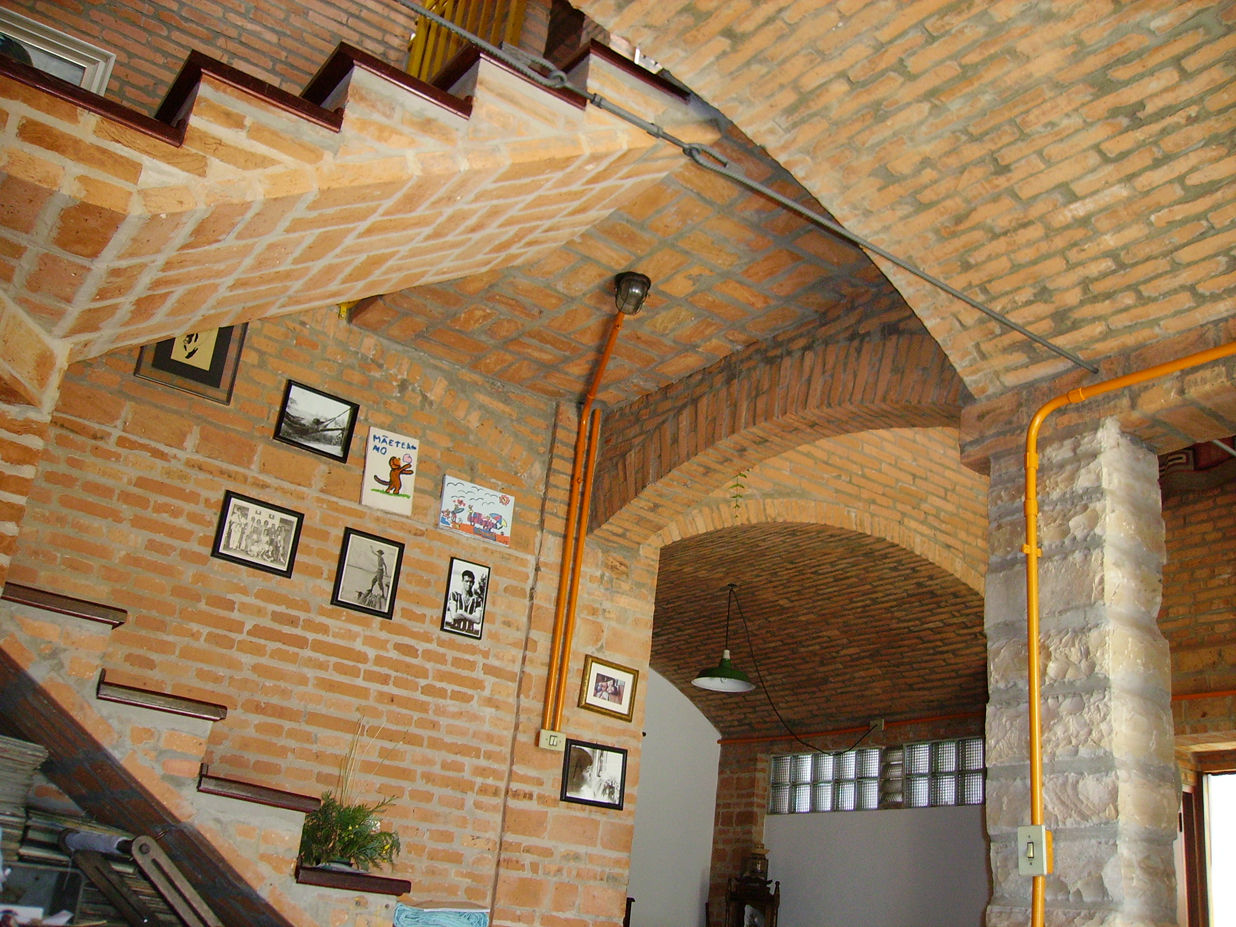 Residência em São Carlos, JMN arquitetura JMN arquitetura Rustic style corridor, hallway & stairs Bricks