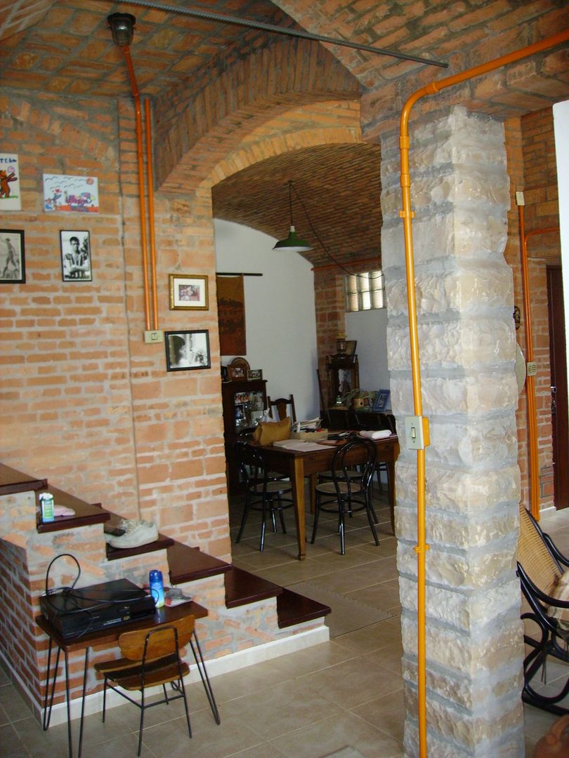 Residência em São Carlos, JMN arquitetura JMN arquitetura Rustic style corridor, hallway & stairs Bricks