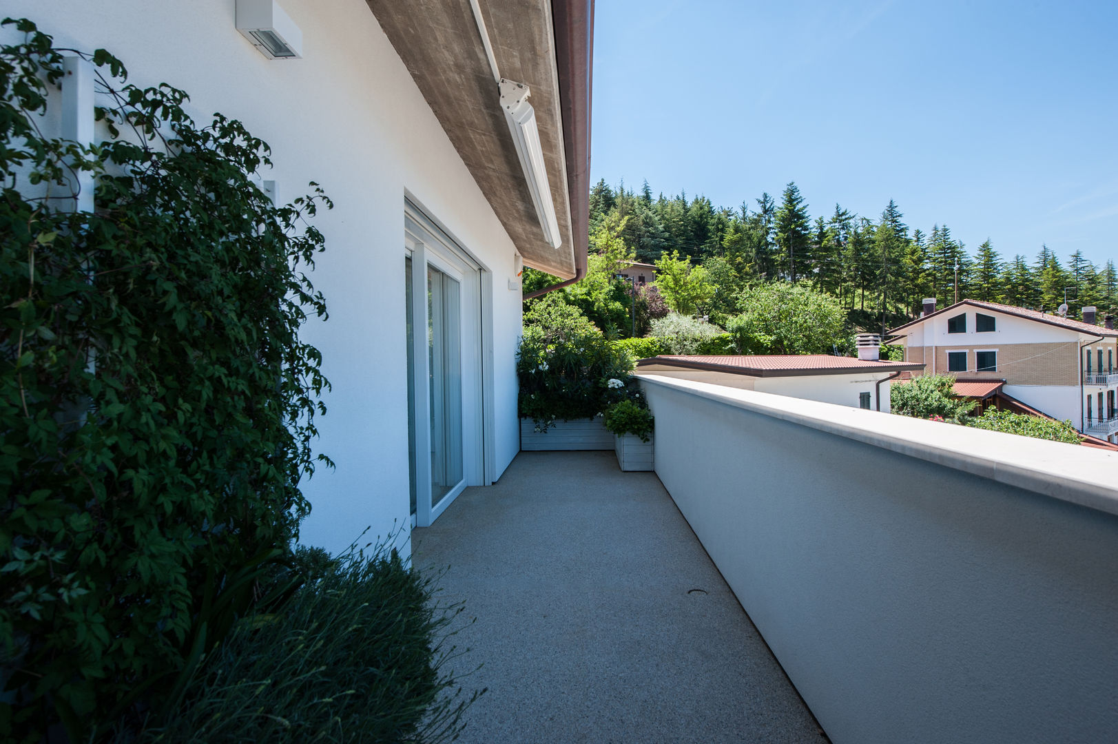 Attico con vista sulle colline marchigiane, QUADRASTUDIO QUADRASTUDIO Modern balcony, veranda & terrace