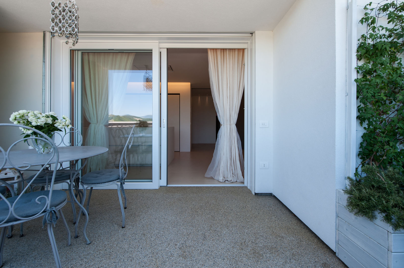 Attico con vista sulle colline marchigiane, QUADRASTUDIO QUADRASTUDIO Modern style balcony, porch & terrace