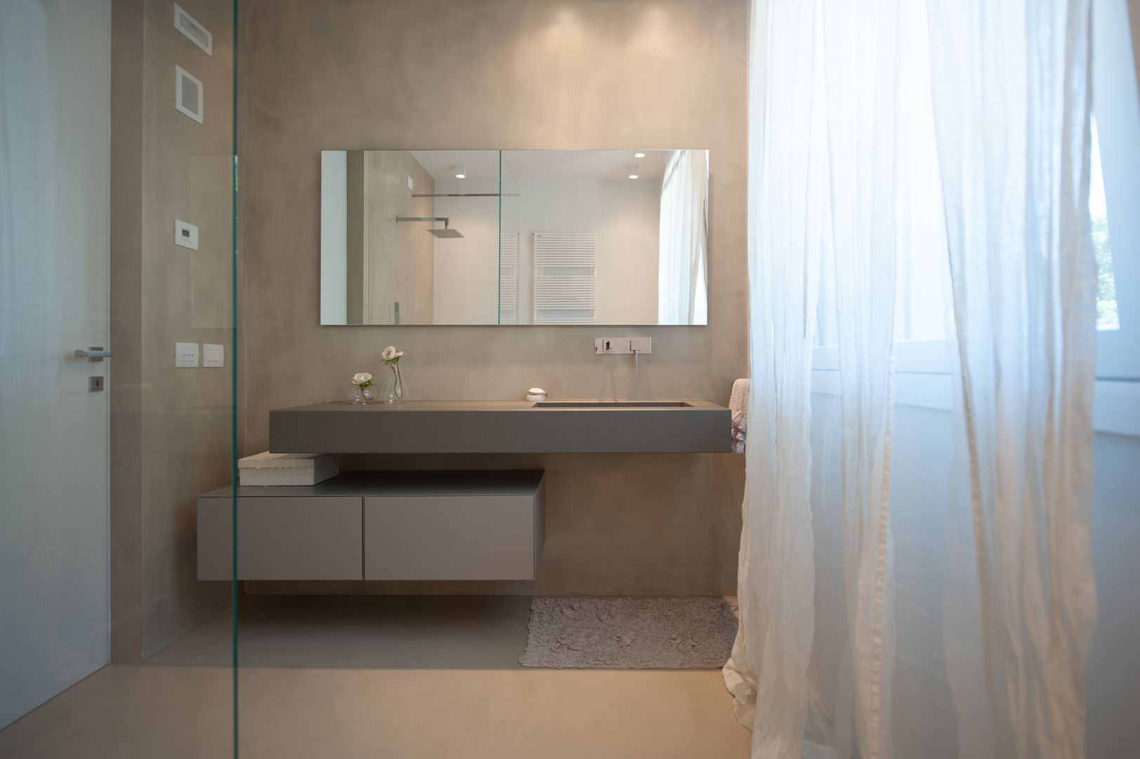 Attico con vista sulle colline marchigiane, QUADRASTUDIO QUADRASTUDIO Modern bathroom