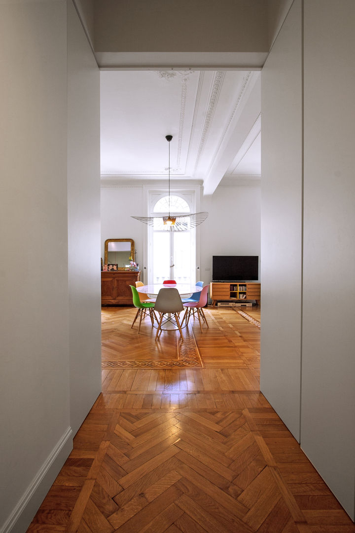 16VT_Ristrutturazione di un appartamento di pregio, Chantal Forzatti architetto Chantal Forzatti architetto Modern Corridor, Hallway and Staircase Solid Wood Multicolored