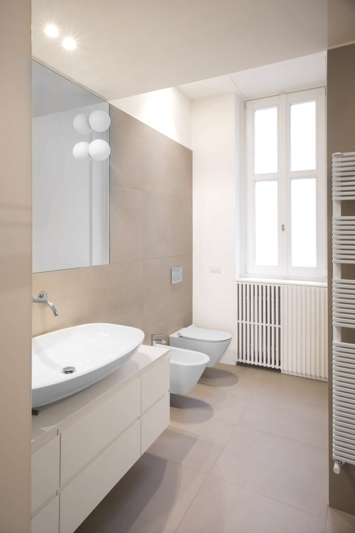 16VT_Ristrutturazione di un appartamento di pregio, Chantal Forzatti architetto Chantal Forzatti architetto Modern bathroom Tiles