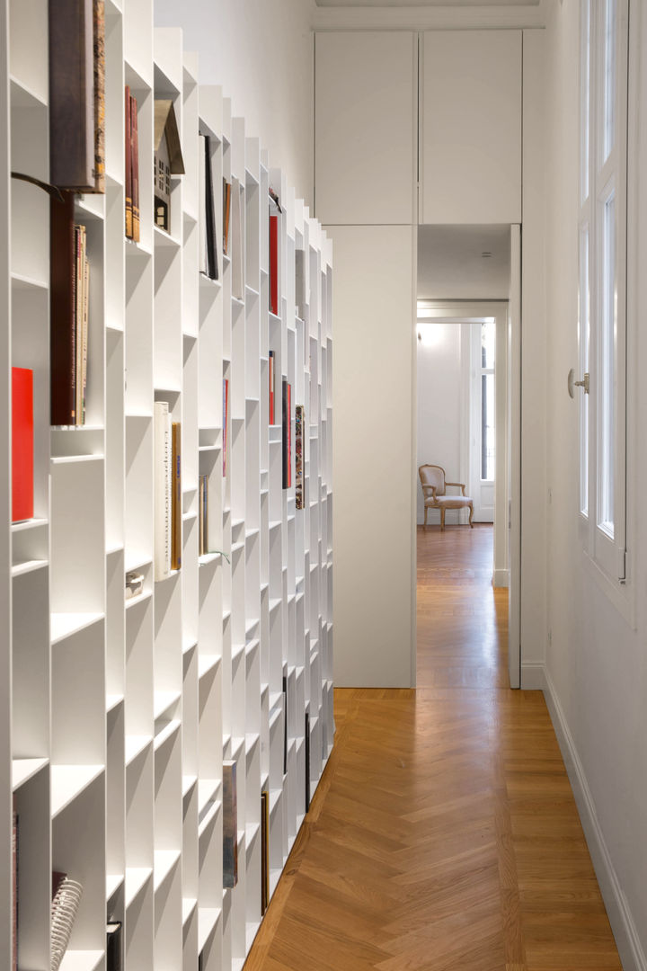 16VT_Ristrutturazione di un appartamento di pregio, Chantal Forzatti architetto Chantal Forzatti architetto Modern corridor, hallway & stairs MDF