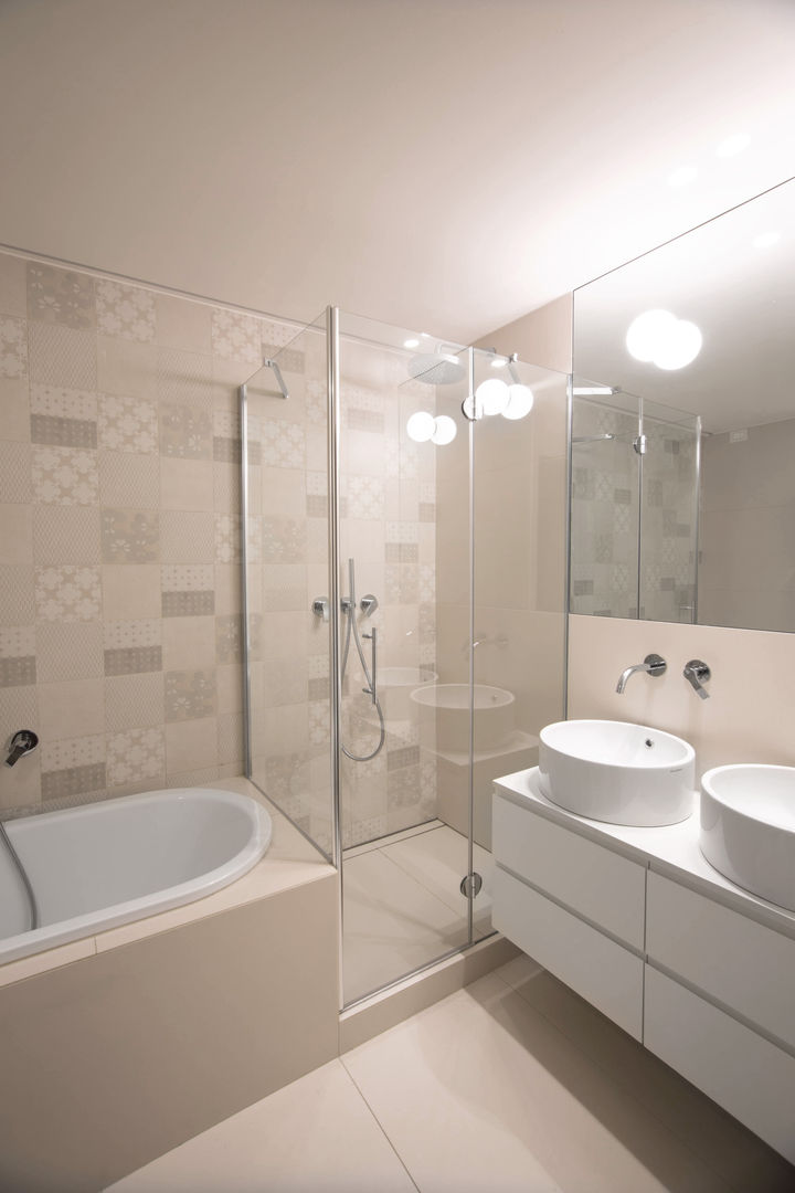 16VT_Ristrutturazione di un appartamento di pregio, Chantal Forzatti architetto Chantal Forzatti architetto Modern style bathrooms Tiles