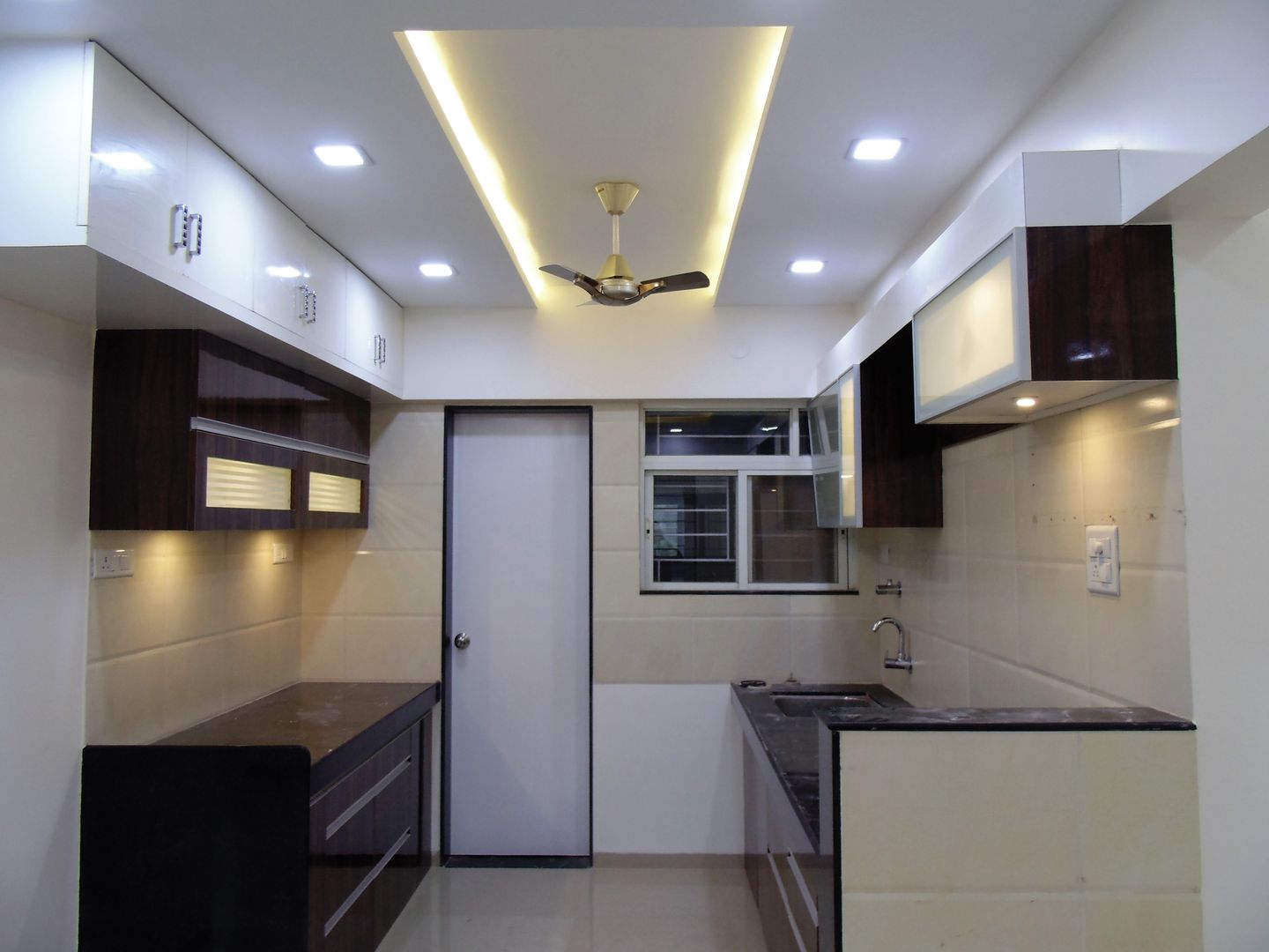 YASHWIN BANER PUNE, decorMyPlace decorMyPlace Cozinhas modernas Arrumação e despensas