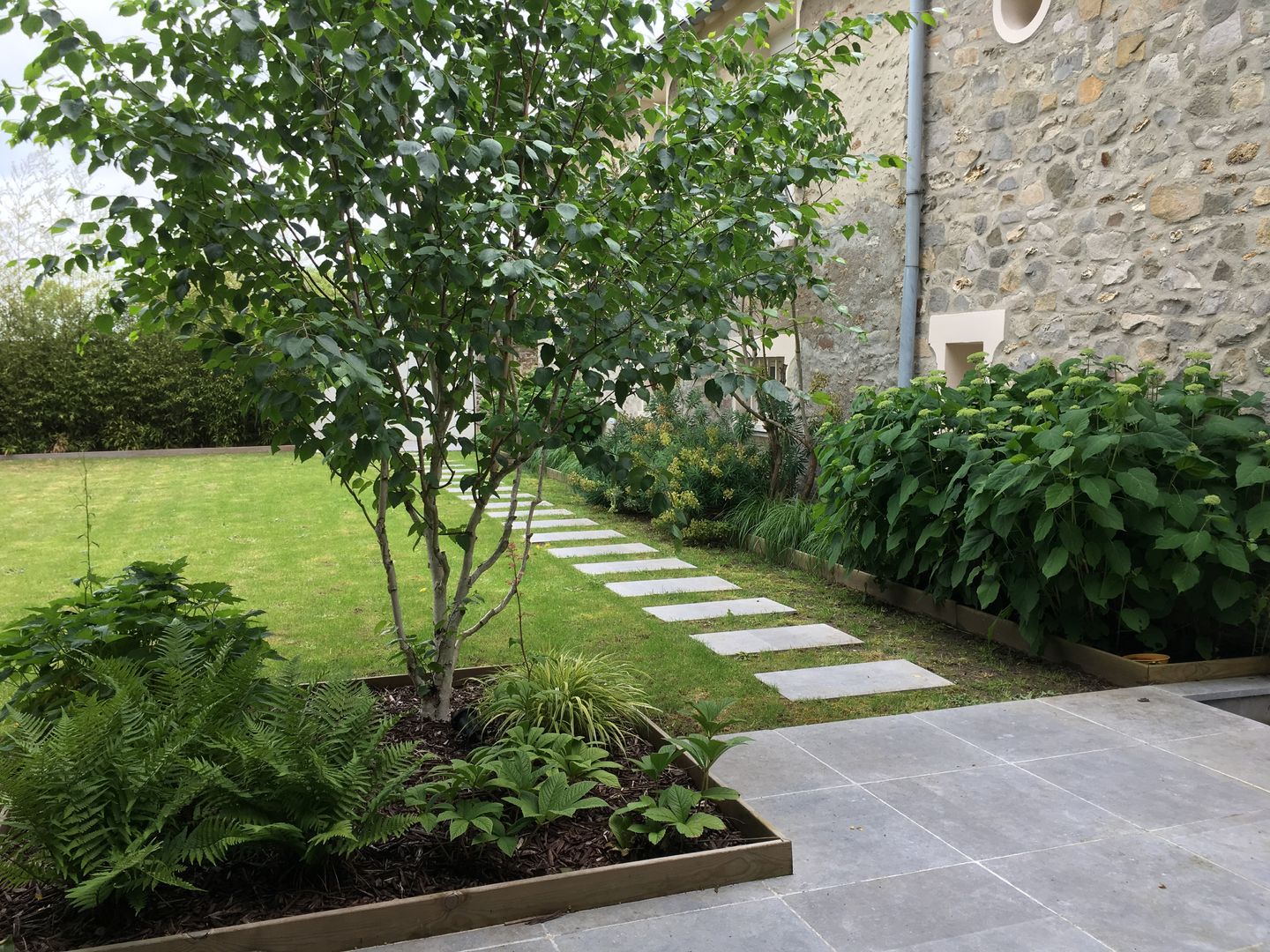 JARDIN CHIC ET CLASSIQUE // Mauchamps (91), Sophie coulon - Architecte Paysagiste Sophie coulon - Architecte Paysagiste Classic style gardens