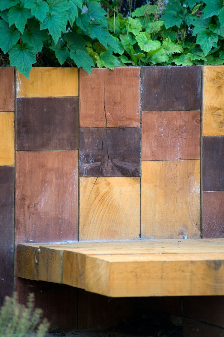 Railway sleeper wall with trio of stained blocks Earth Designs Jardines de estilo moderno railwaysleepers,urbangarden,londongarden,towngarden,moderngarden